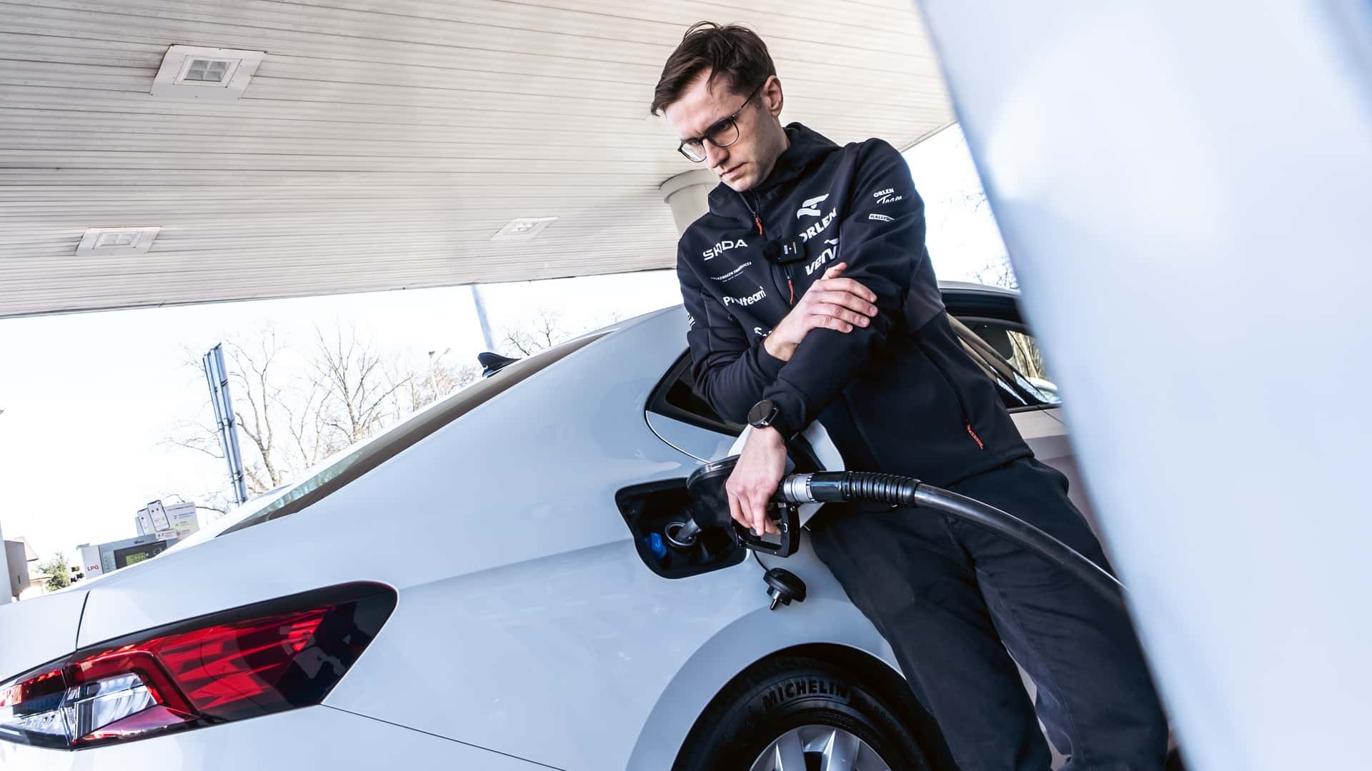 Người cầm lái chiếc Skoda là Miko Marczyk, nhà vô địch Giải đua Xe Rally châu Âu 2025 (ERC) 