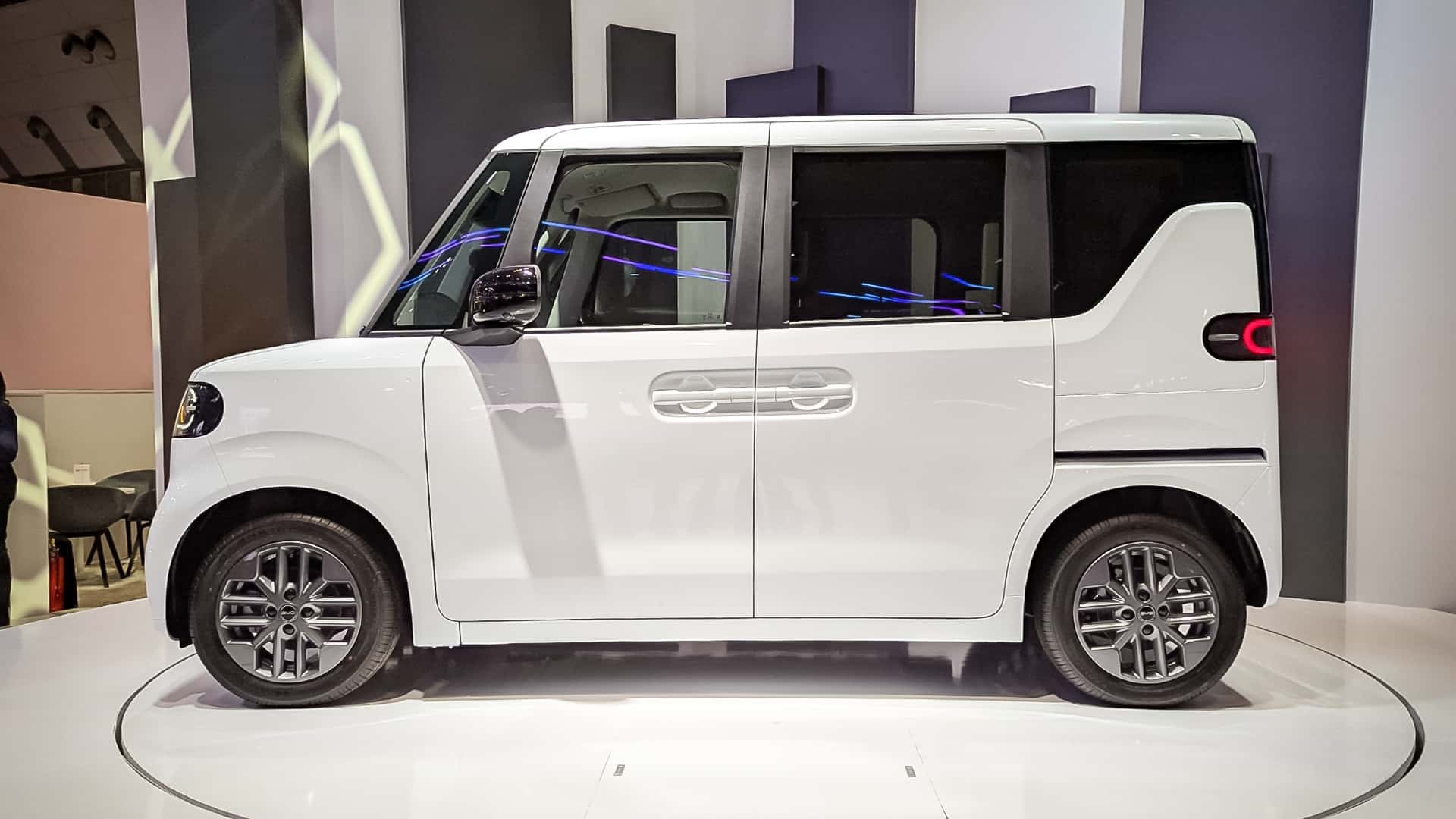 BYD Racco - mẫu kei car điện chính thức ra mắt tại Japan Mobility Show 2025 Phía bên của BYD Racco