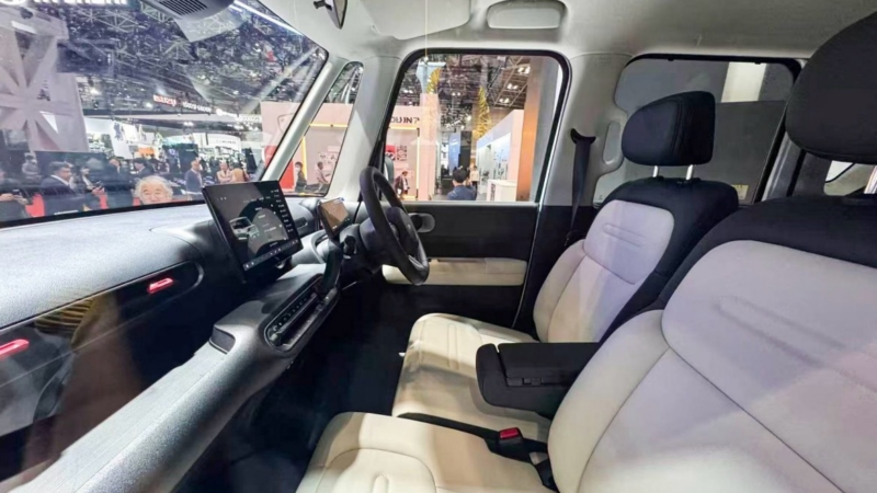 BYD Racco - mẫu kei car điện chính thức ra mắt tại Japan Mobility Show 2025 Hàng ghế trước của BYD Racco