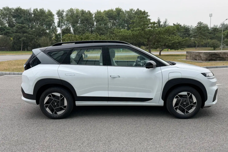 SUV điện Hyundai EO chính thức được chào bán ở Trung Quốc, giá từ 443 triệu đồng Phía bên của SUV điện Hyundai EO