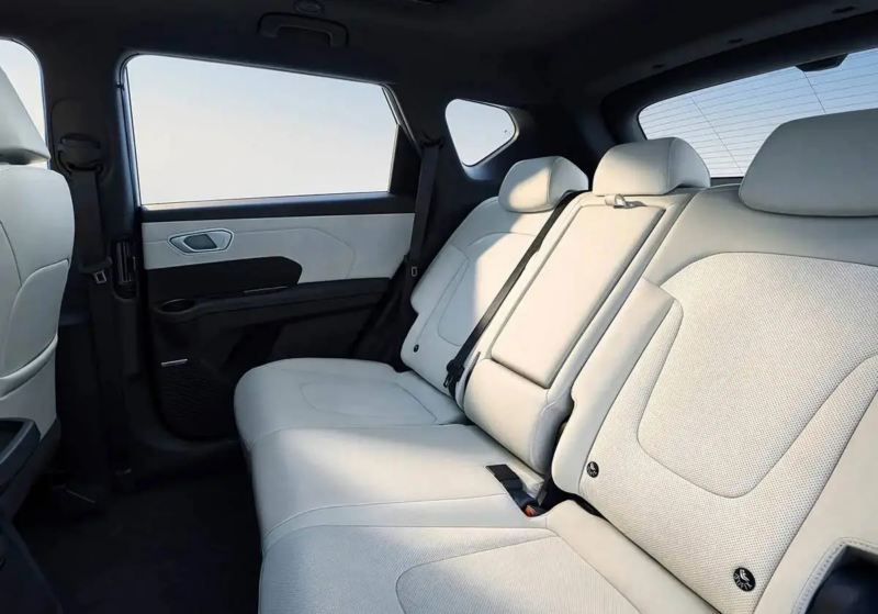 SUV điện Hyundai EO chính thức được chào bán ở Trung Quốc, giá từ 443 triệu đồng Hàng ghế sau của SUV điện Hyundai EO