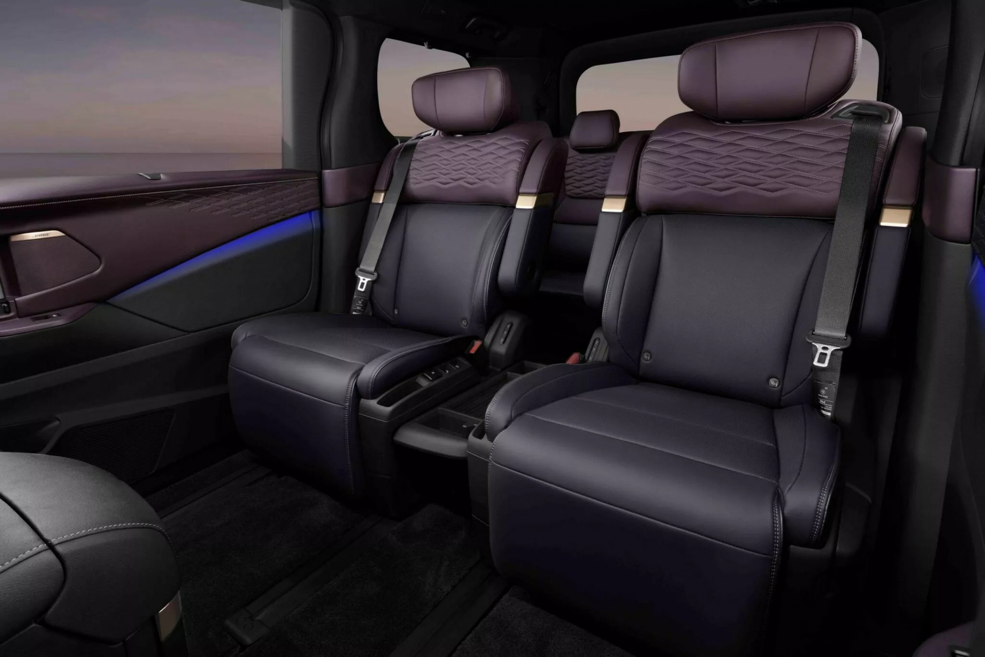 Hàng ghế sau của Nissan Elgrand 2026