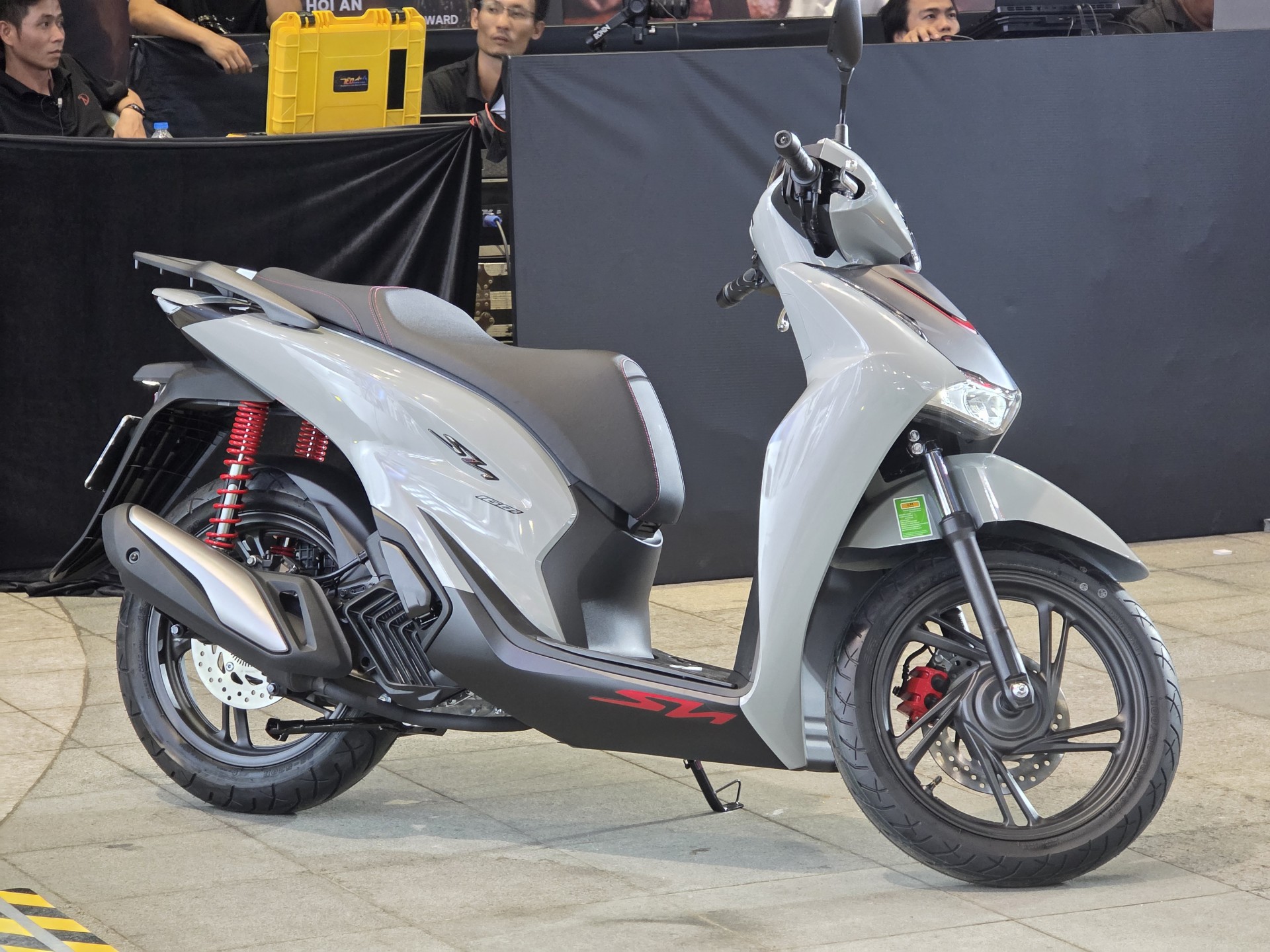 Honda ra mắt bộ đôi SH, Air Blade và LEAD 2026: Thiết kế mới, nhiều trang bị đáng chú ý Honda ra mắt bộ đôi SH, Air Blade và LEAD 2026: Thiết kế mới, nhiều trang bị đáng chú ý