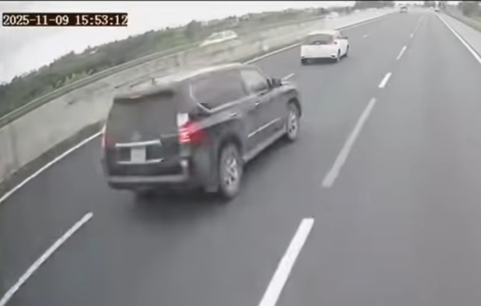 Xe Lexus lật trên cao tốc vì đánh lái tốc độ cao tránh xe đi ẩu