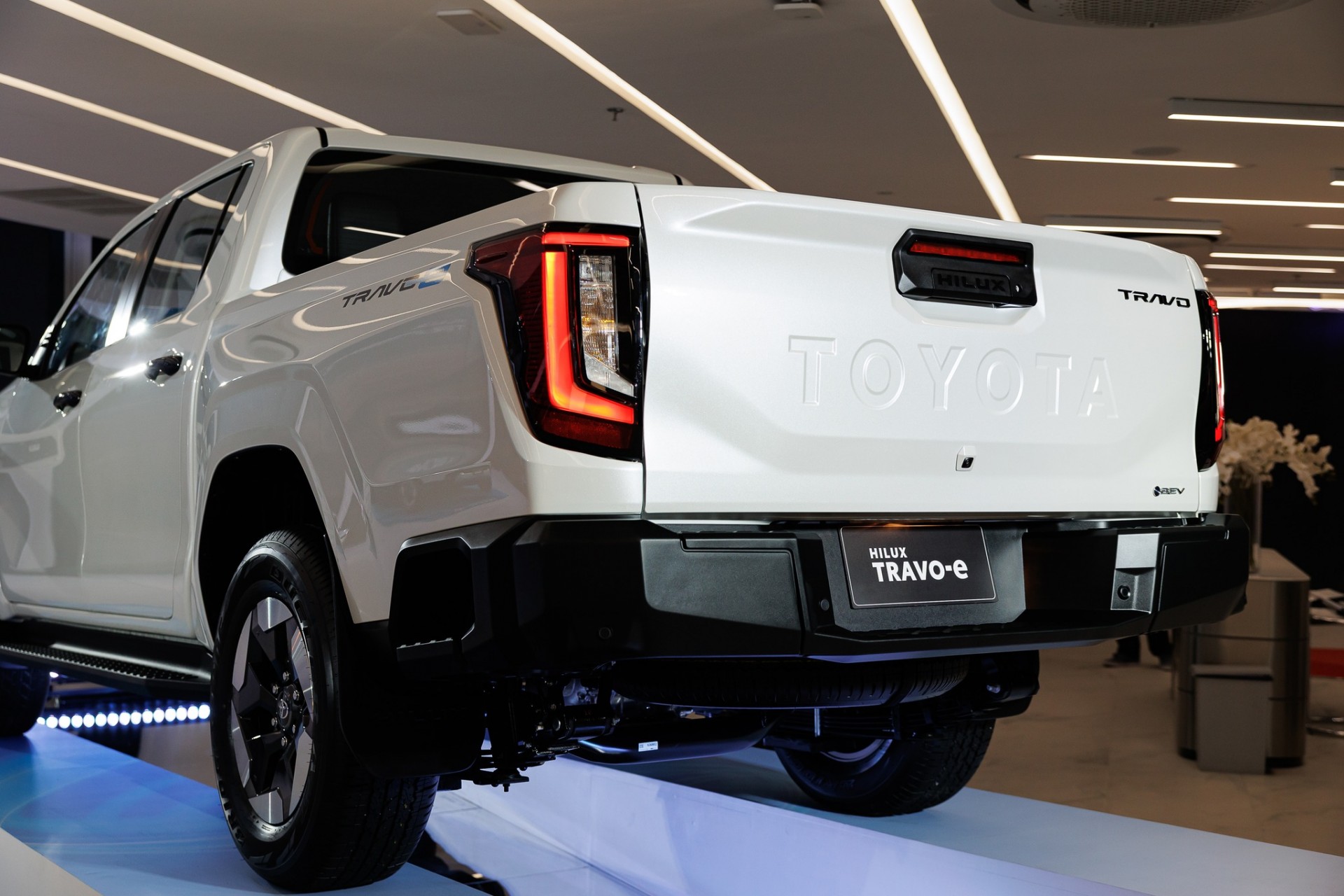 Cận cảnh Toyota Hilux thế hệ mới, giá từ quy đổi 628 triệu đồng, có bản EV chạy 351km Cận cảnh Toyota Hilux thế hệ mới, giá từ quy đổi 628 triệu đồng, có bản EV chạy 351km