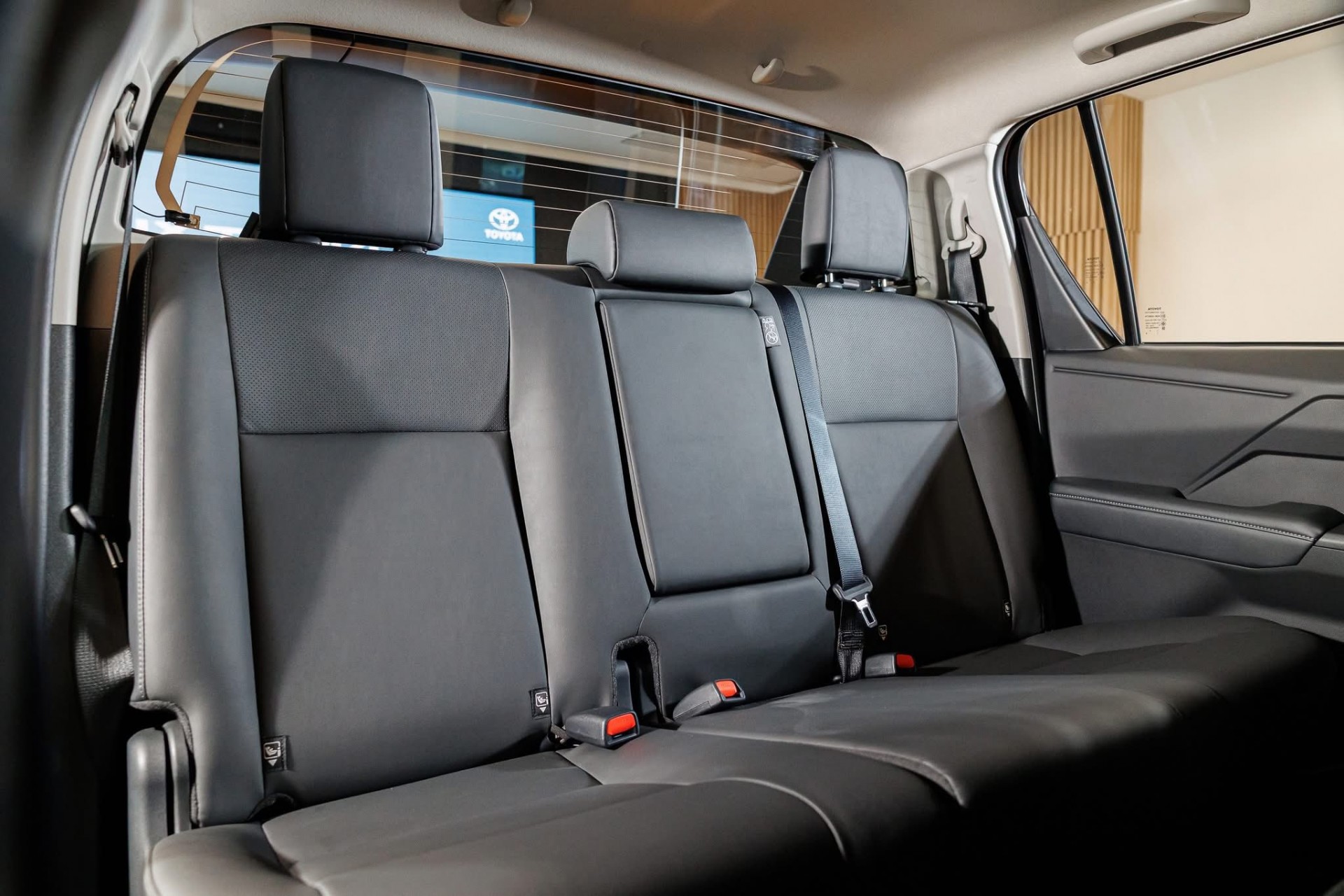 Cận cảnh Toyota Hilux thế hệ mới, giá từ quy đổi 628 triệu đồng, có bản EV chạy 351km Cận cảnh Toyota Hilux thế hệ mới, giá từ quy đổi 628 triệu đồng, có bản EV chạy 351km
