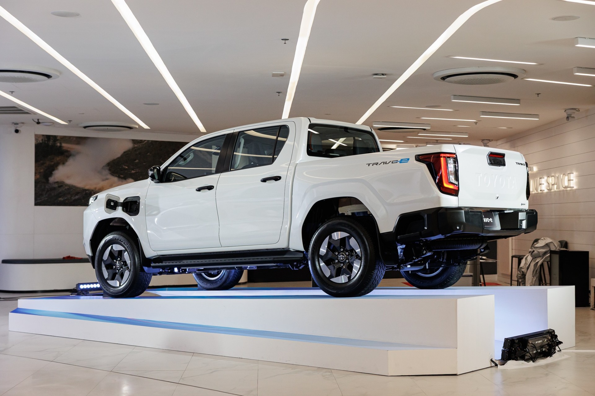 Cận cảnh Toyota Hilux thế hệ mới, giá từ quy đổi 628 triệu đồng, có bản EV chạy 351km Cận cảnh Toyota Hilux thế hệ mới, giá từ quy đổi 628 triệu đồng, có bản EV chạy 351km