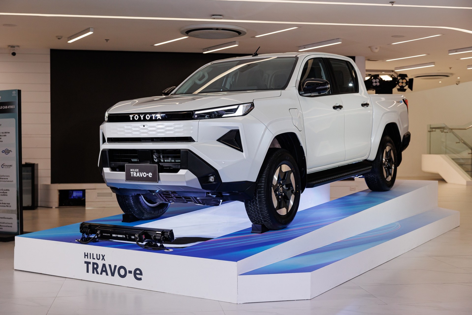 Cận cảnh Toyota Hilux thế hệ mới, giá từ quy đổi 628 triệu đồng, có bản EV chạy 351km Cận cảnh Toyota Hilux thế hệ mới, giá từ quy đổi 628 triệu đồng, có bản EV chạy 351km