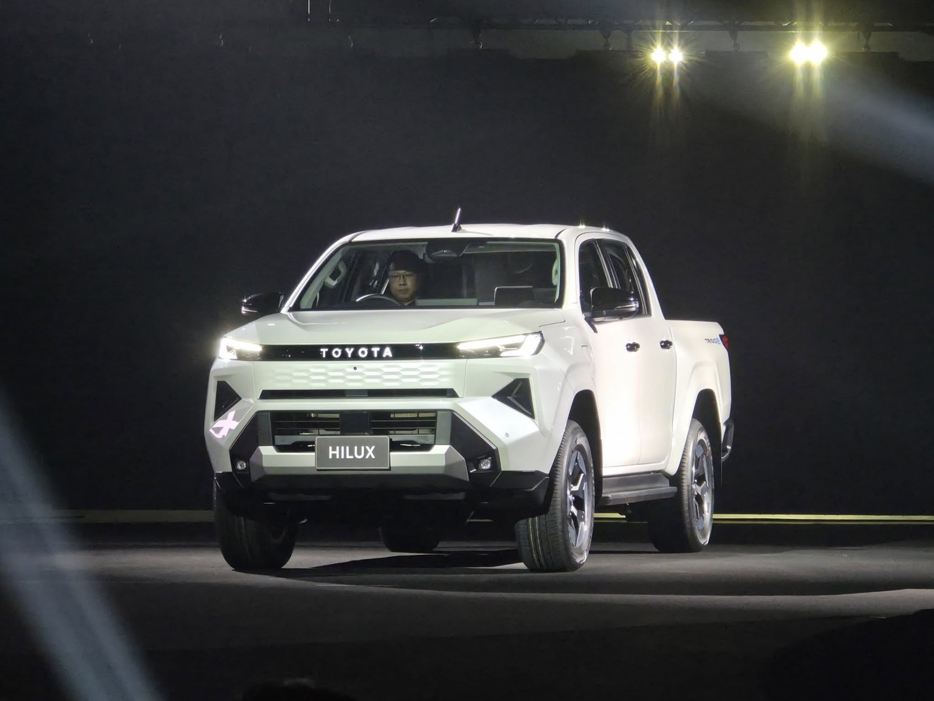 Cận cảnh Toyota Hilux thế hệ mới, giá từ quy đổi 628 triệu đồng, có bản EV chạy 351km Cận cảnh Toyota Hilux thế hệ mới, giá từ quy đổi 628 triệu đồng, có bản EV chạy 351km