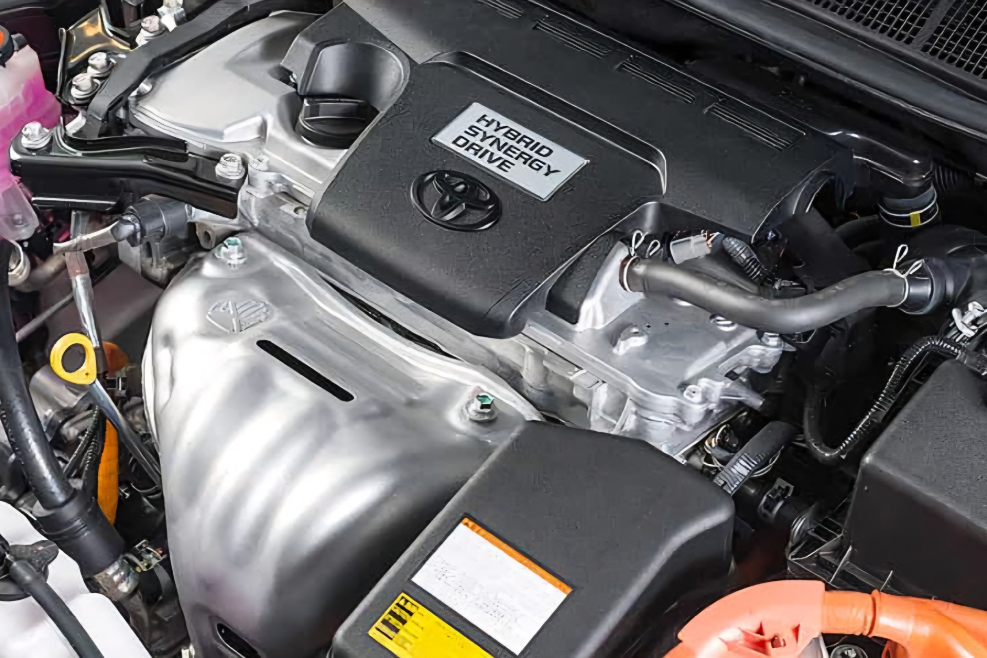 Xe sử dụng hệ truyền động hybrid có cần khởi động làm nóng máy không? Các mẫu xe sử dụng hệ truyền động hybrid hầu như không cần khởi động làm nóng máy, kể cả thời tiết giá lạnh