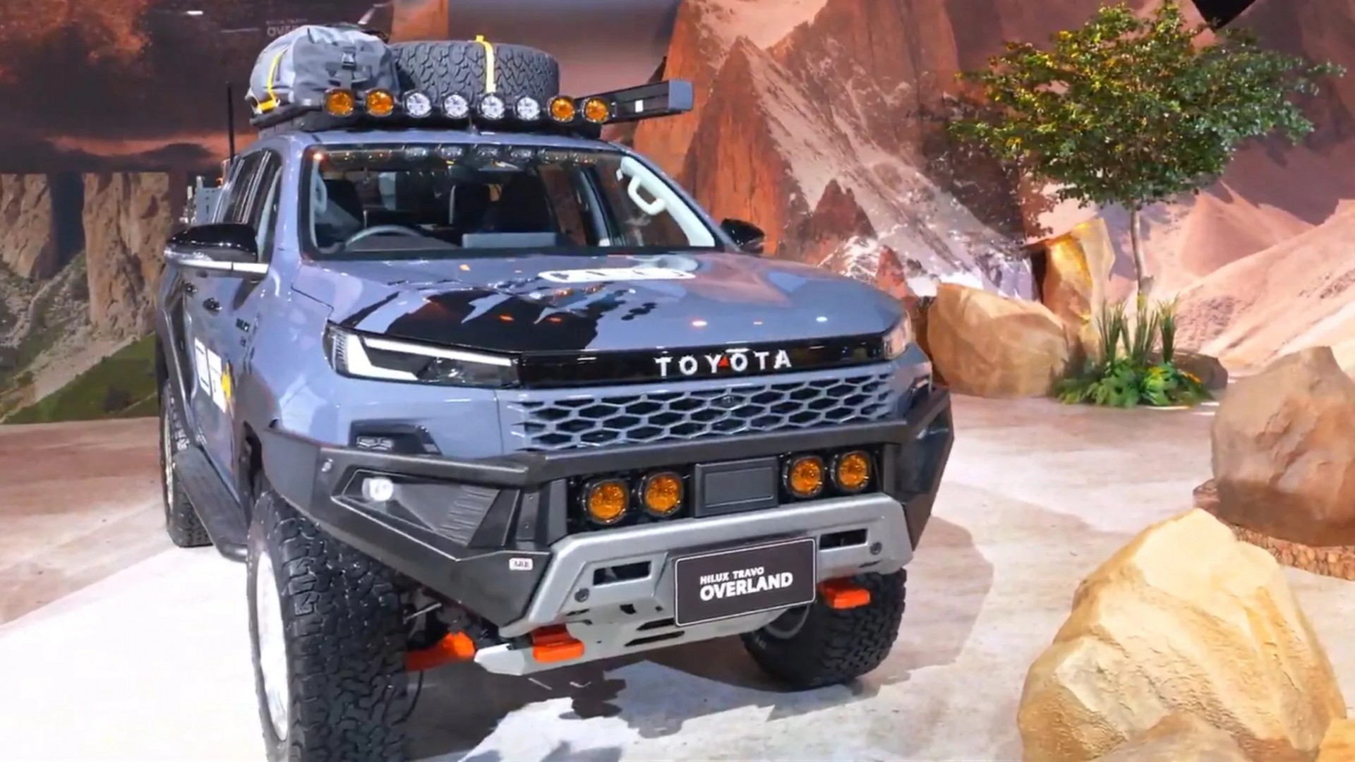 Toyota Hilux 2026 biến hóa từ bản độ chuyên dụng off-road cho tới cắm trại tại sự kiện ra mắt Tại sự kiện ra mắt mẫu Toyota Hilux 2026 ở Thái Lan, hãng xe Nhật Bản có trưng bày không ít phiên bản độ bắt mắt
