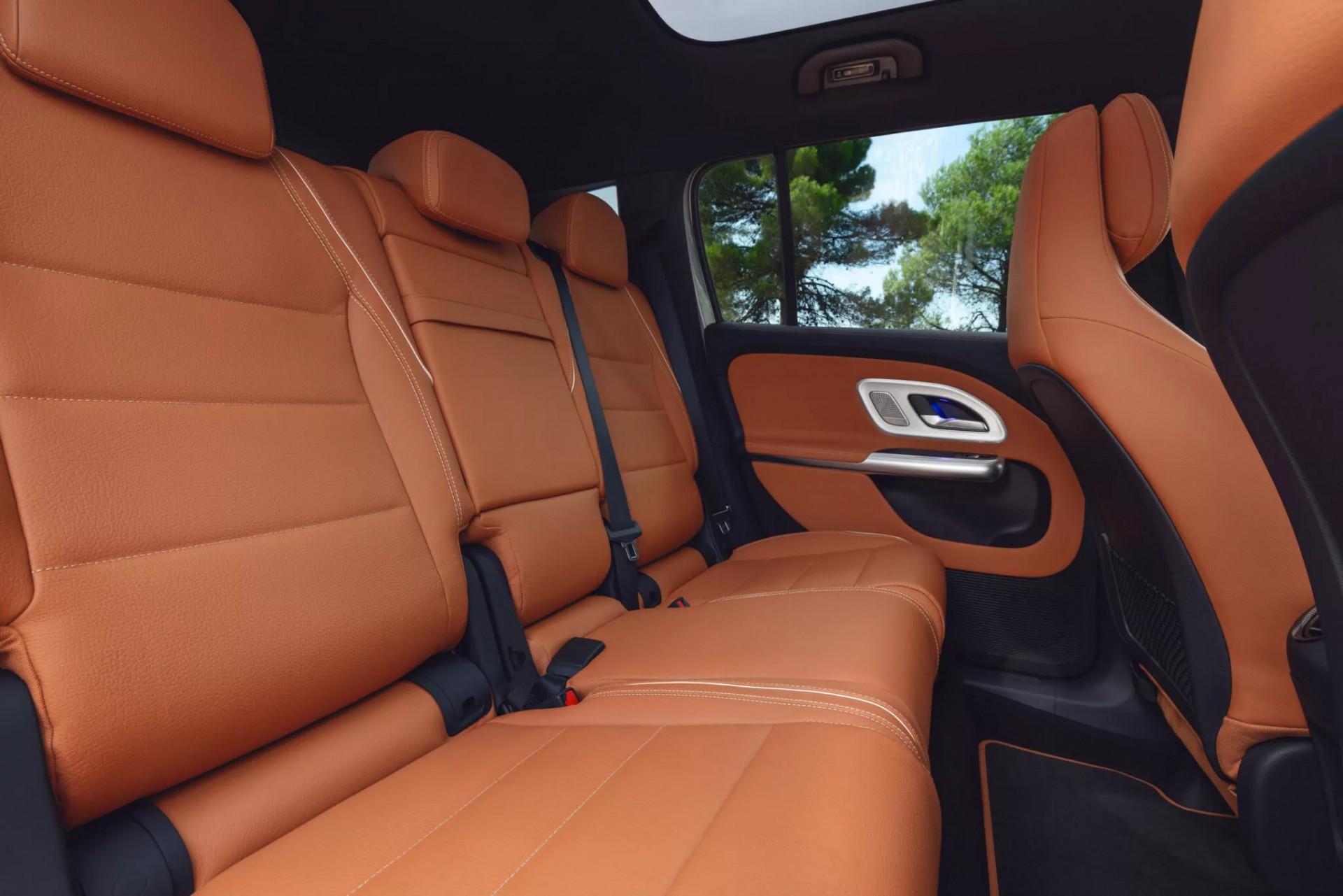 Mercedes-Benz hé lộ hình ảnh nội thất của GLB chạy điện thế hệ mới Hàng ghế thứ hai của Mercedes-Benz GLB 2026