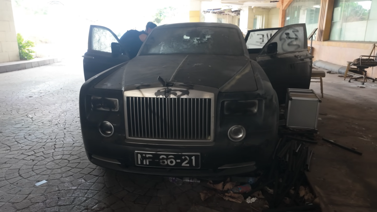 Hàng loạt Rolls-Royce Phantom và limousine bị bỏ hoang tại một khách sạn ở Macau, Trung Quốc Lối ra vào của khách sạn Beijing Imperial Palace có những chiếc Rolls-Royce nằm phủ bụi nhiều năm
