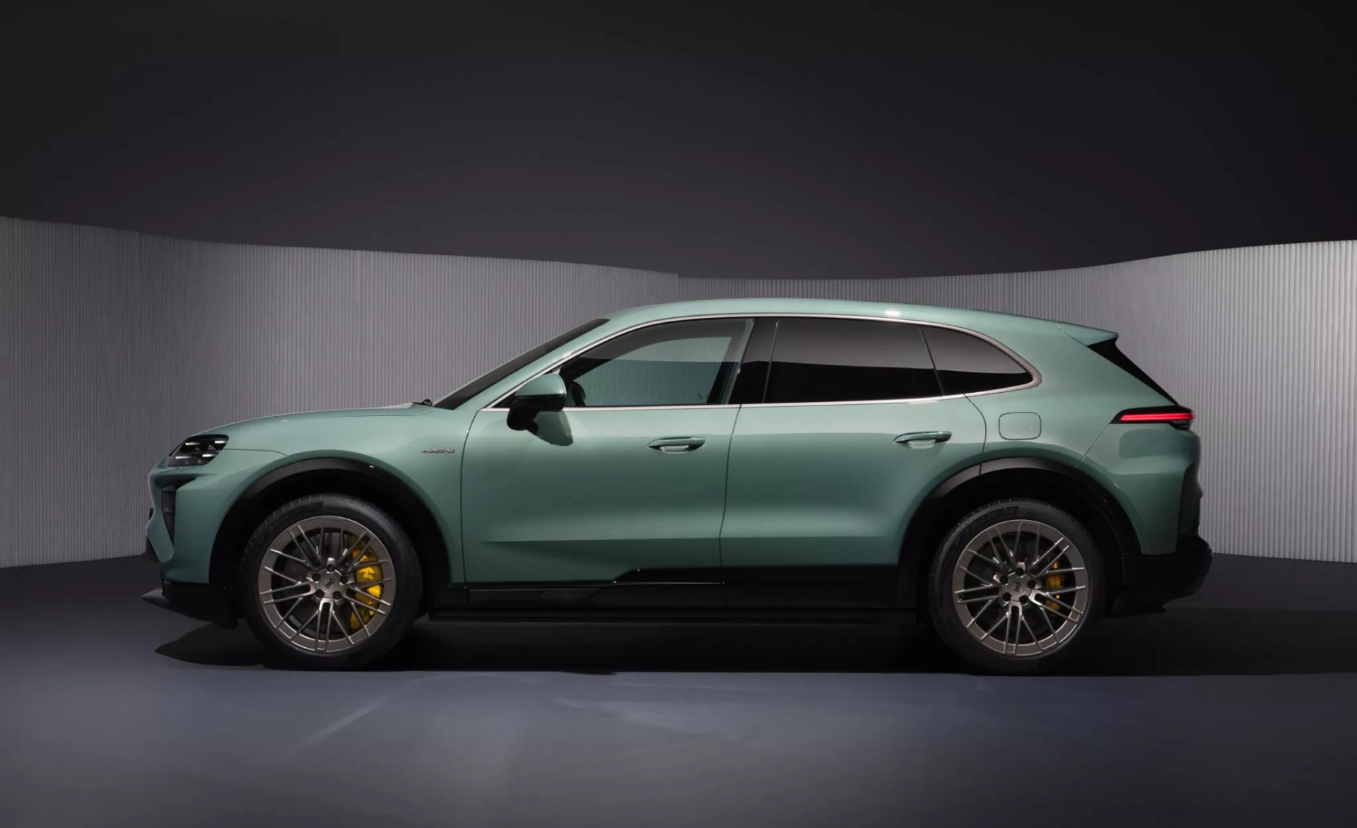 Porsche Cayenne Electric chính thức lộ diện, mang công suất tối đa 1.139 mã lực mạnh nhất xưa nay Phía bên của Porsche Cayenne Turbo Electric 2026