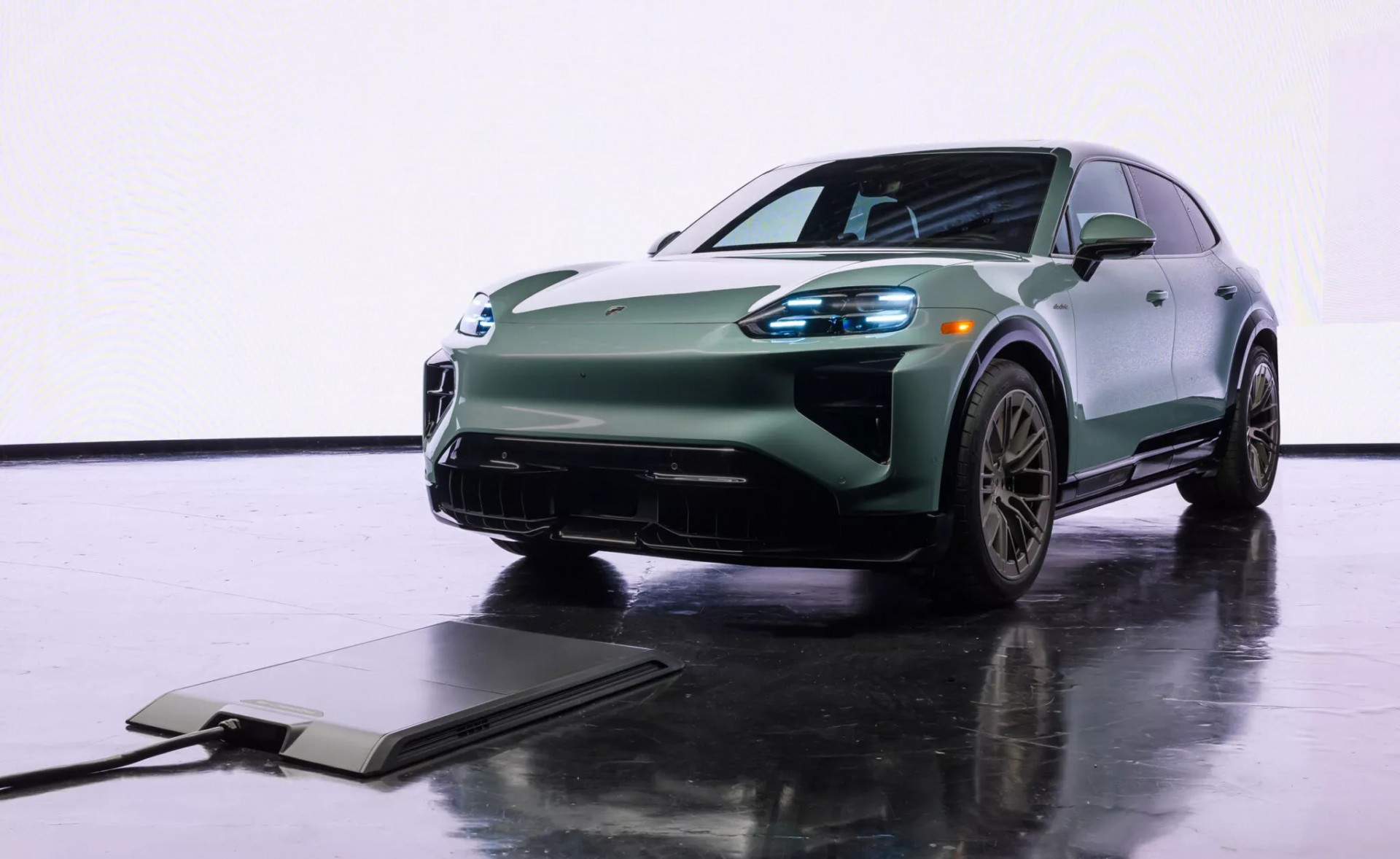 Porsche Cayenne Electric chính thức lộ diện, mang công suất tối đa 1.139 mã lực mạnh nhất xưa nay Porsche Cayenne Turbo Electric 2026 có thể sử dụng bàn sạc không dây