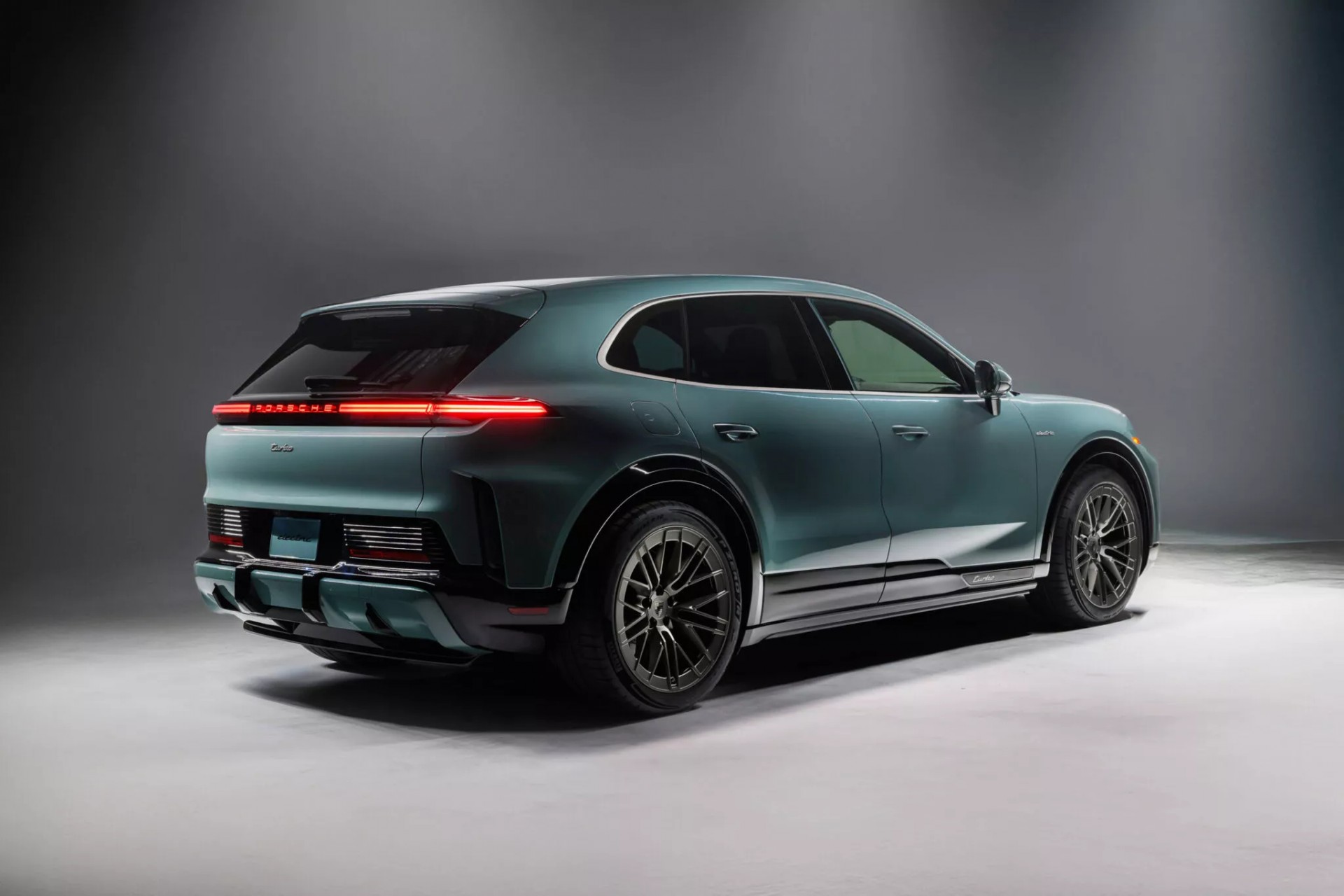 Porsche Cayenne Electric chính thức lộ diện, mang công suất tối đa 1.139 mã lực mạnh nhất xưa nay Phía sau của Porsche Cayenne Turbo Electric 2026