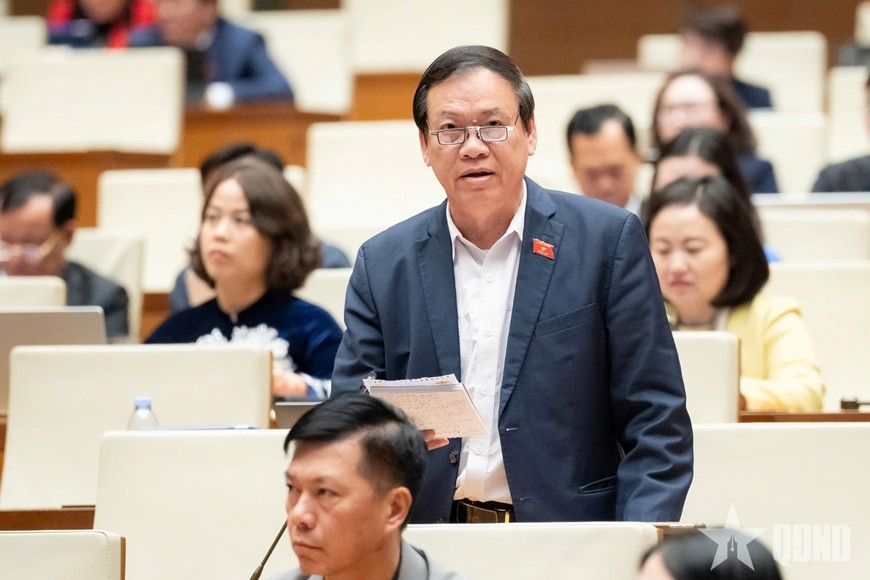 Thầy giáo bị kết án vì ăn trộm xe của chính mình, đại biểu Quốc hội đề nghị cho hưởng án treo Đại biểu Quốc hội Vũ Trọng Kim phát biểu tại hội trường (Nguồn ảnh: QĐND)