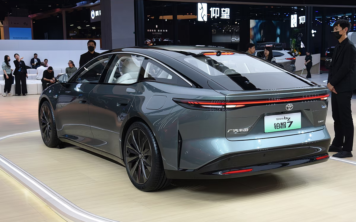 Toyota bZ7 ra mắt tại Triển lãm Ô tô Quảng Châu 2025, giá dự đoán tầm 740 triệu đồng Phía sau của Toyota bZ7