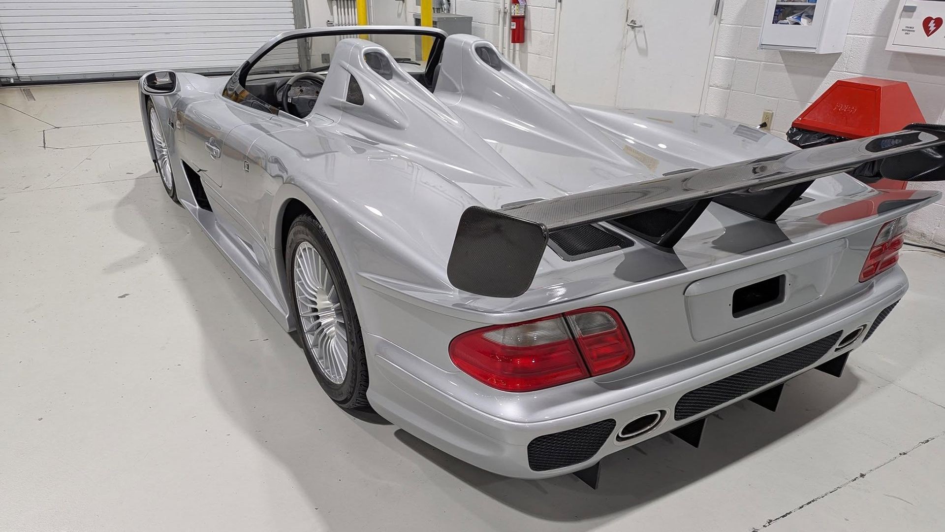 FBI thu giữ siêu xe Mercedes-Benz CLK GTR giá 13 triệu USD của trùm buôn ma túy quốc tế FBI thu giữ siêu xe Mercedes-Benz CLK GTR giá 13 triệu USD của trùm buôn ma túy quốc tế