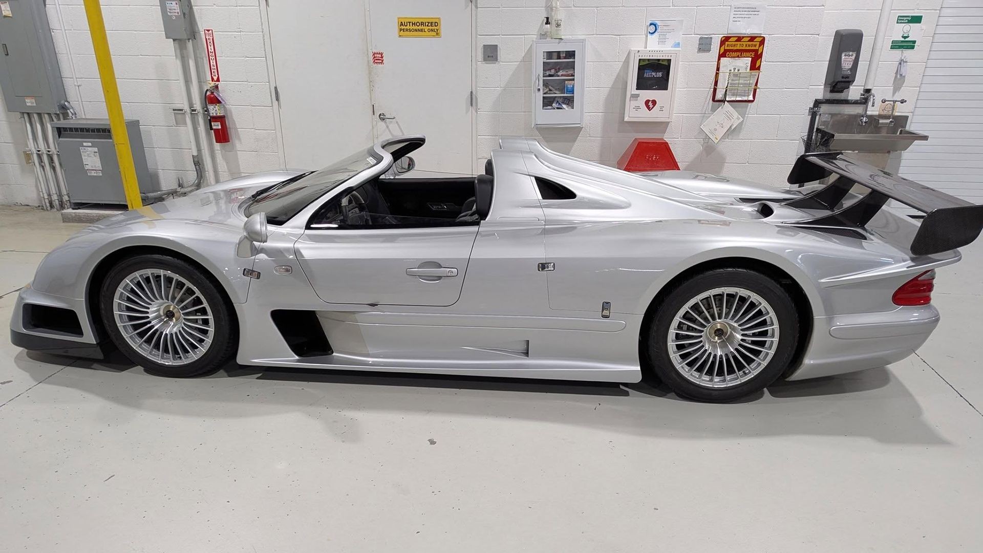FBI thu giữ siêu xe Mercedes-Benz CLK GTR giá 13 triệu USD của trùm buôn ma túy quốc tế Hình ảnh chiếc Mercedes-Benz CLK GTR Roadster quý hiếm mới bị FBI thu giữ