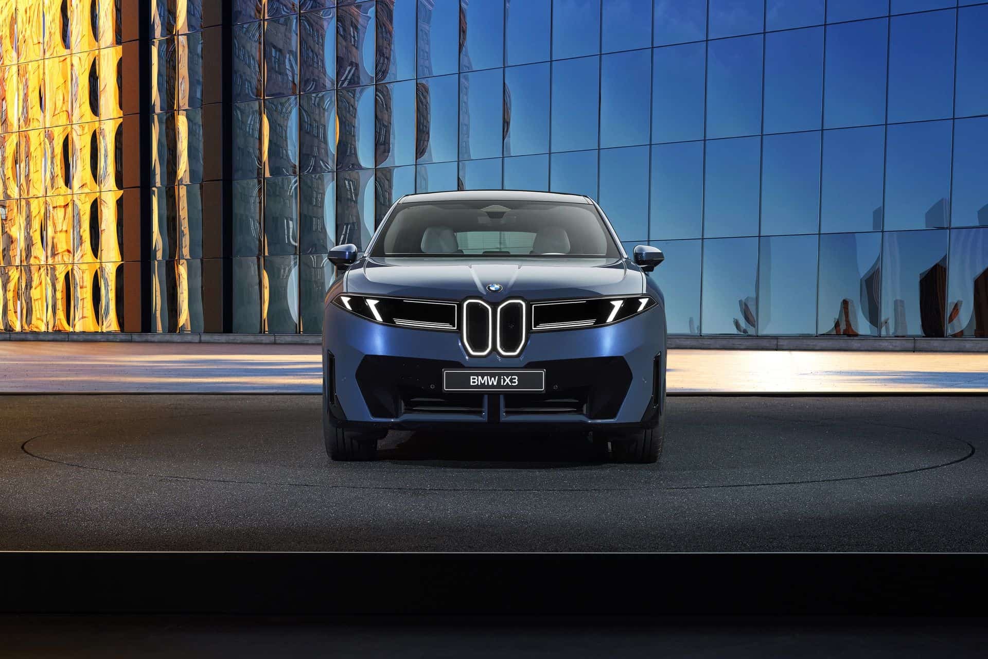 SUV điện BMW iX3 mới thực hiện thành công hành trình dài 1.007 km chỉ với một lần sạc