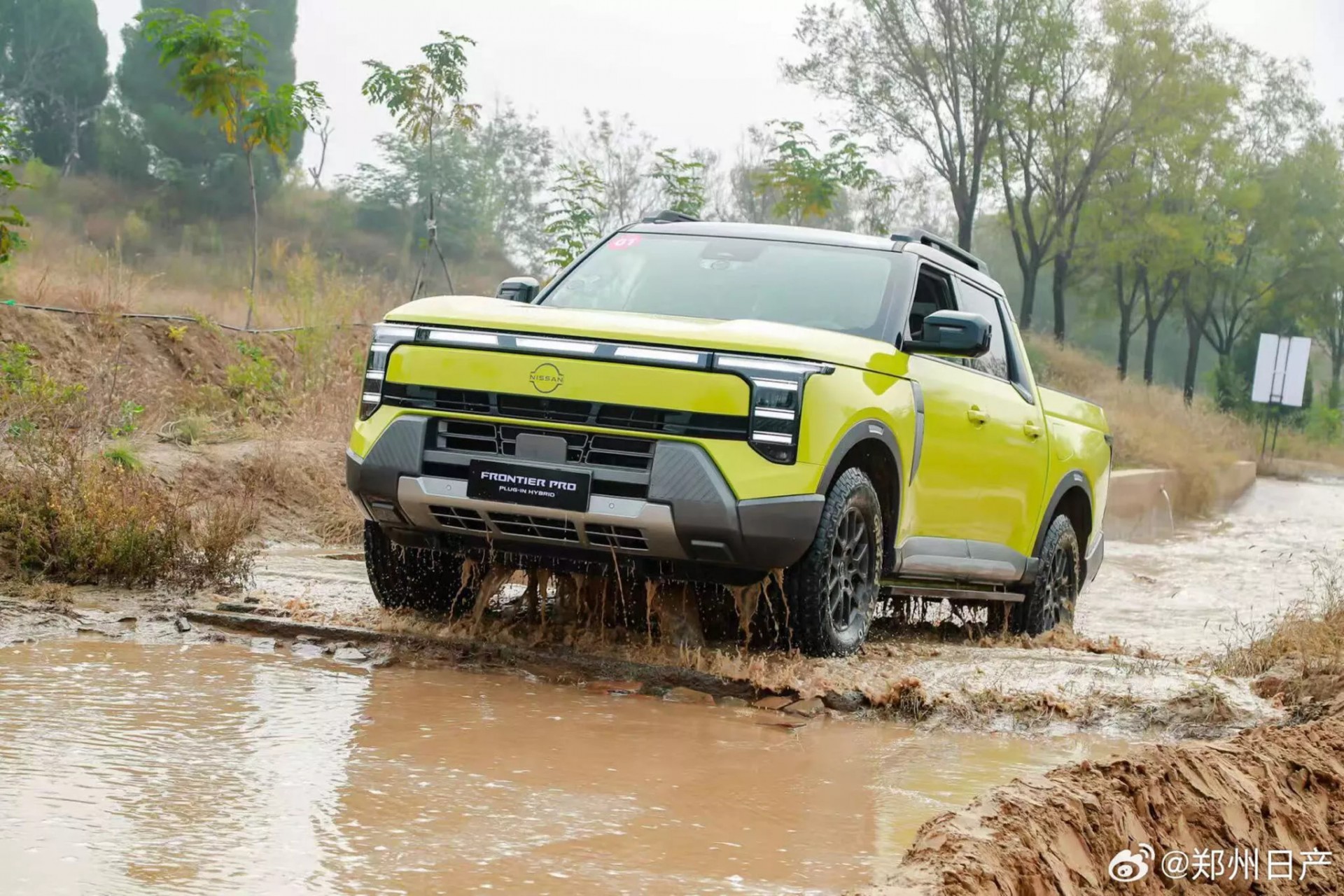 Nissan Frontier Pro - mẫu bán tải sản xuất hoàn toàn tại Trung Quốc, mở bán giá từ 633 triệu đồng Phía trước của Nissan Frontier Pro phiên bản PHEV