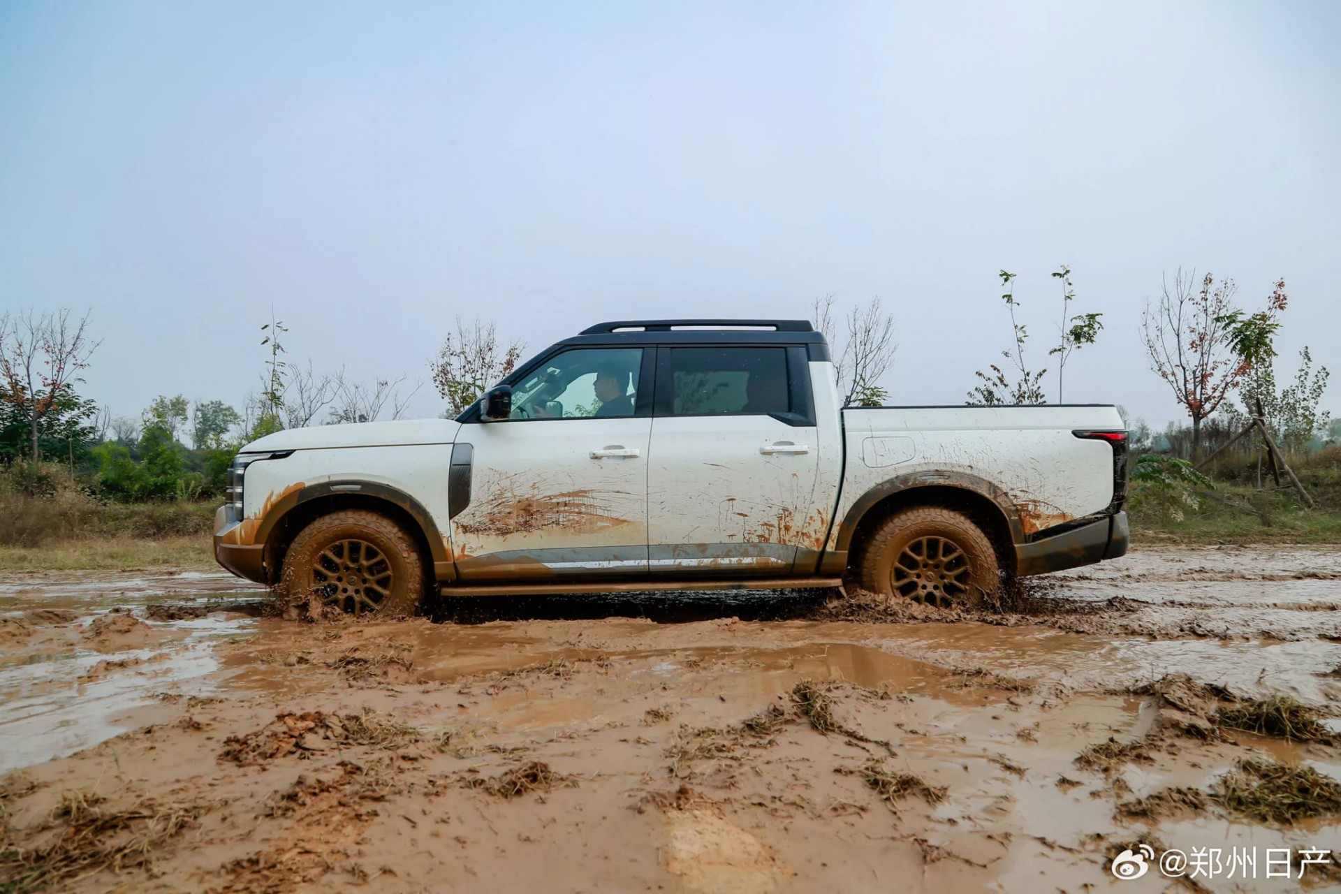 Nissan Frontier Pro - mẫu bán tải sản xuất hoàn toàn tại Trung Quốc, mở bán giá từ 633 triệu đồng Phía bên của Nissan Frontier Pro