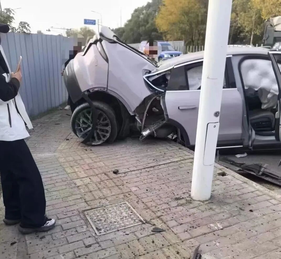 SUV điện Trung Quốc bị Theo thông tin từ truyền thông địa phương, chiếc Nio EC6 đã va chạm với dải phân cách bê tông ở tốc độ cao