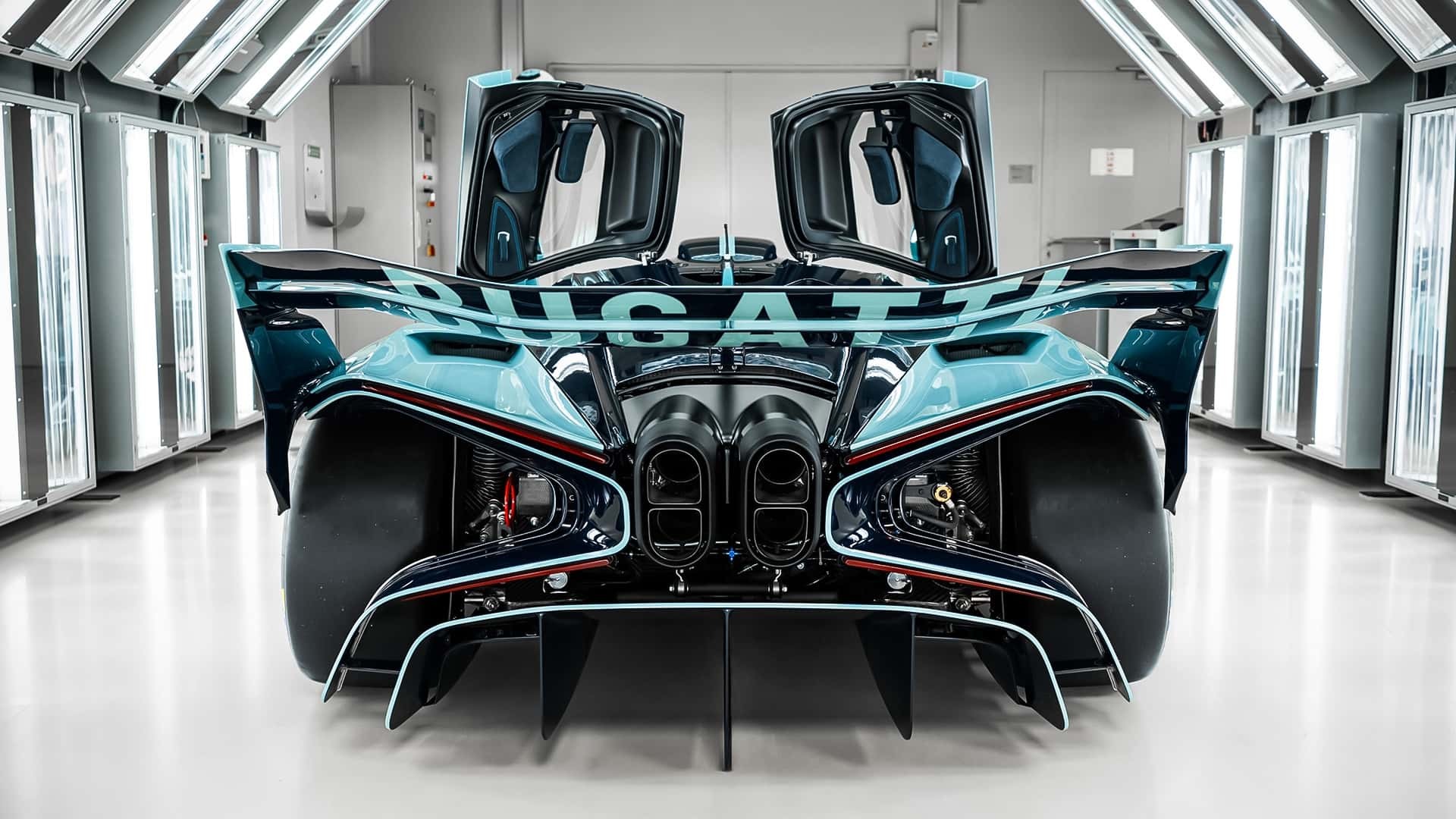 Bugatti xuất xưởng siêu xe Bolide cuối cùng, sắp ngừng sản xuất hàng loạt động cơ W16 huyền thoại Phần đuôi xe của Bugatti Bolide
