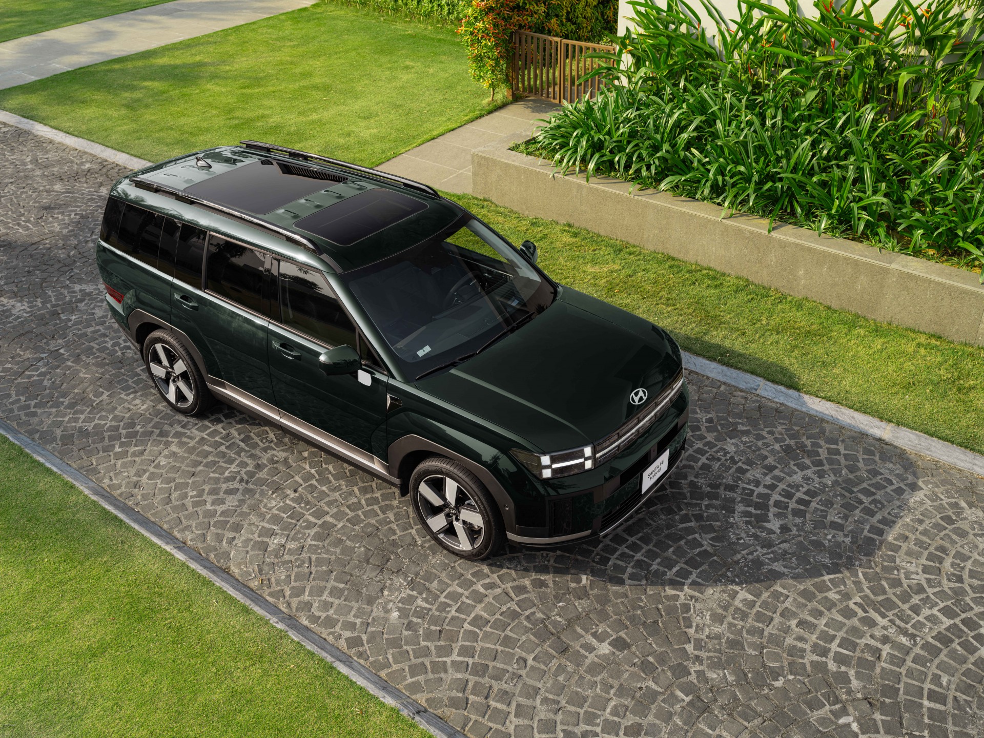 Hyundai Santa Fe Hybrid ra mắt Việt Nam, giá 1,369 tỷ đồng Hyundai Santa Fe Hybrid ra mắt Việt Nam, giá 1,369 tỷ đồng