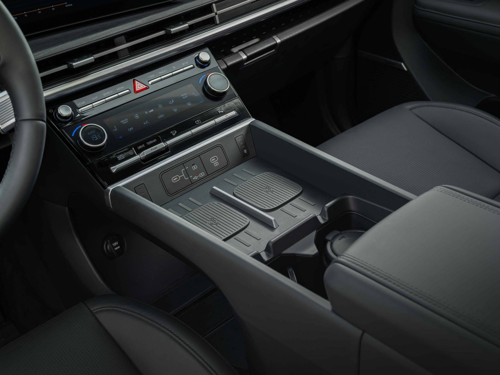 Hyundai Santa Fe Hybrid ra mắt Việt Nam, giá 1,369 tỷ đồng Hyundai Santa Fe Hybrid ra mắt Việt Nam, giá 1,369 tỷ đồng