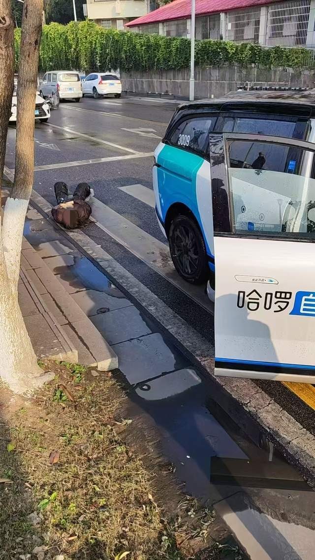 Hình ảnh hiện trường robotaxi đâm người đi bộ ở Chu Châu, Trung Quốc