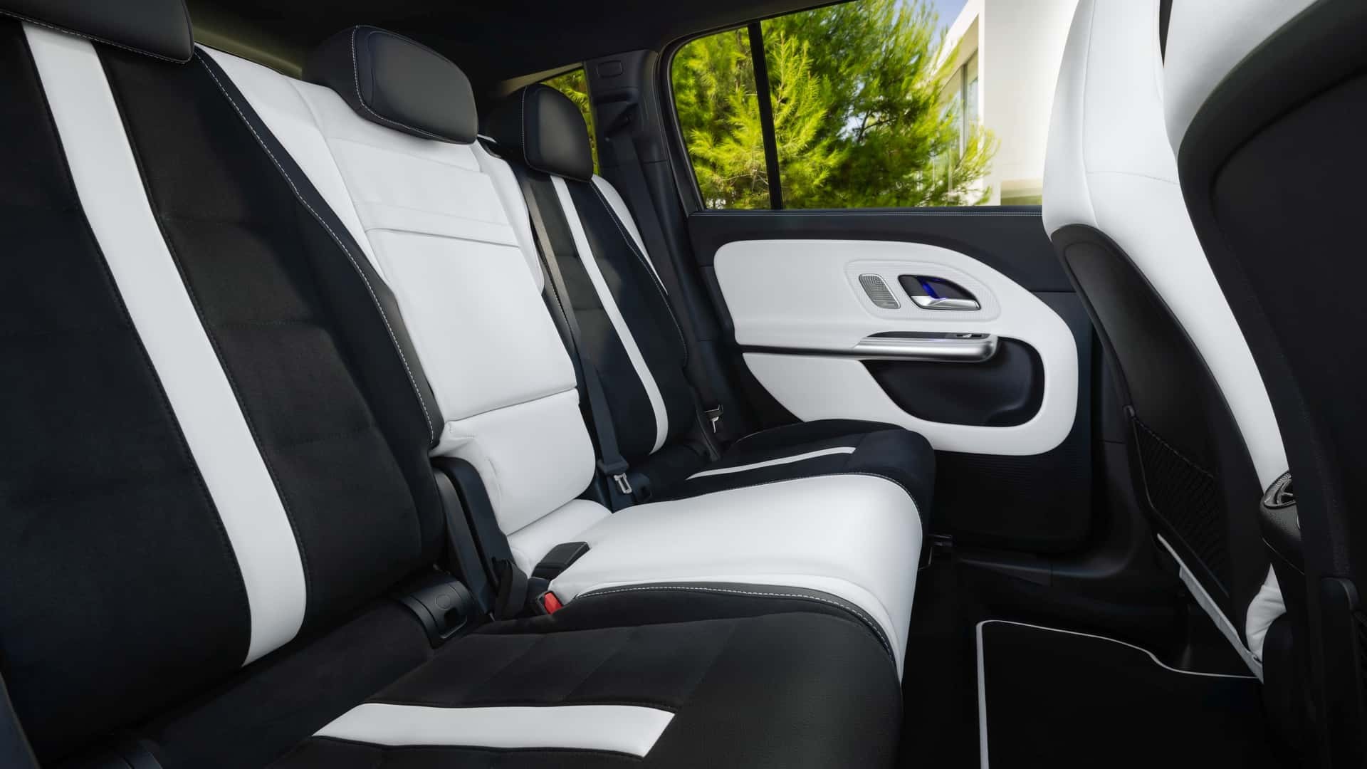 Mercedes-Benz GLB 2026 chính thức ra mắt với hai phiên bản chạy điện hoàn toàn Hàng ghế sau của Mercedes-Benz GLB 2026