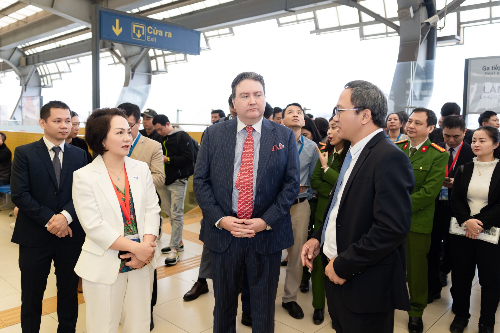 Visa ra mắt giải pháp thanh toán “chạm để di chuyển” đầu tiên tại Hà Nội trên tuyến Metro 2A