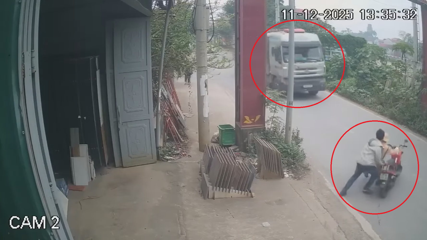 Người đàn ông liều lĩnh đẩy CSGT ra trước đầu xe tải đang lưu thông