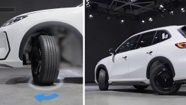 Geely EX5 trình diễn hệ thống đánh lái 4 bánh độc lập 90 độ ở Trung Quốc