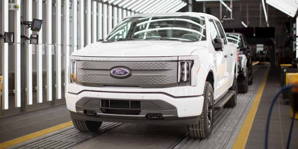 Ford chính thức khai tử bán tải điện F-150 Lightning, sẽ ra mắt phiên bản EREV đi trên 1.100 km Hình ảnh xe bán tải điện Ford F-150 Lighning trong nhà máy sản xuất