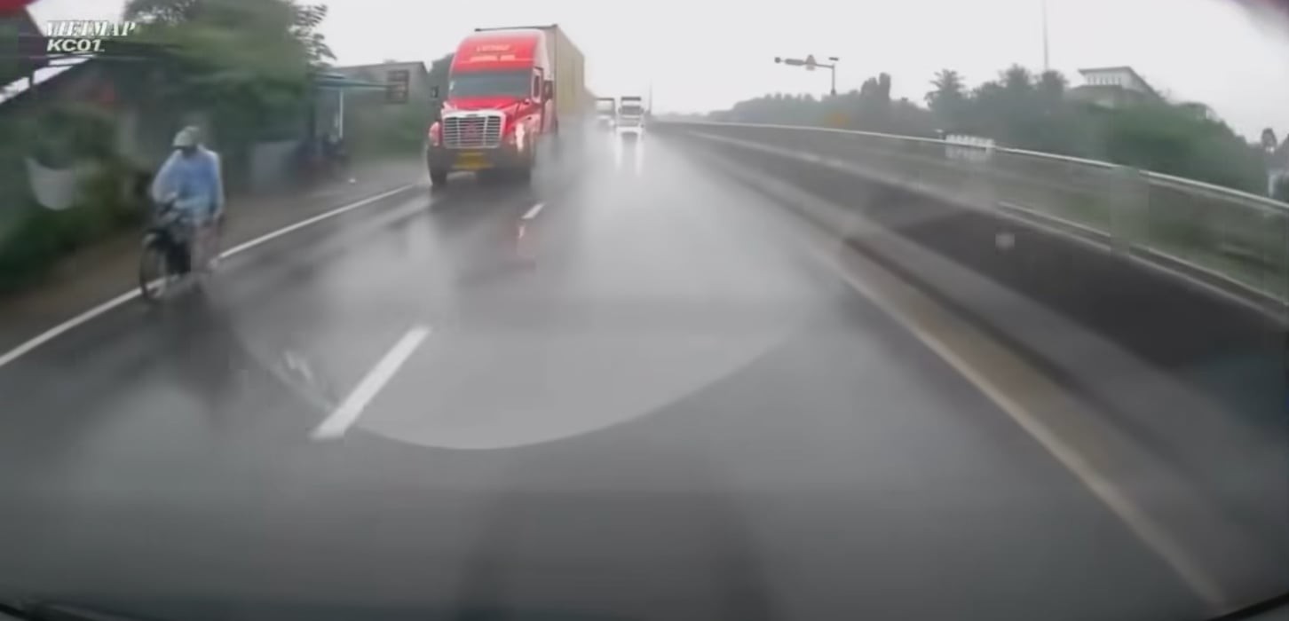 Người đàn ông đi xe máy bị hất văng sau cú tông trực diện từ xe container phía sau Người đàn ông đi xe máy bị hất văng sau cú tông trực diện từ xe container phía sau