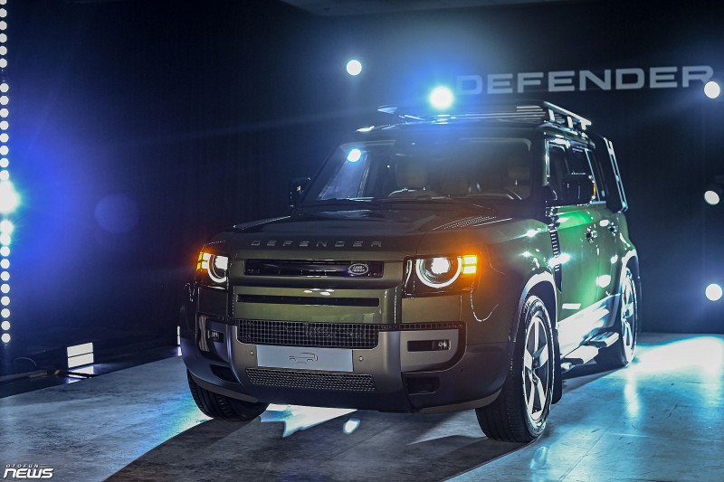Land Rover Defender 110 2026 ra mắt, giá hơn 6,3 tỷ đồng khi đi kèm gói nâng cấp