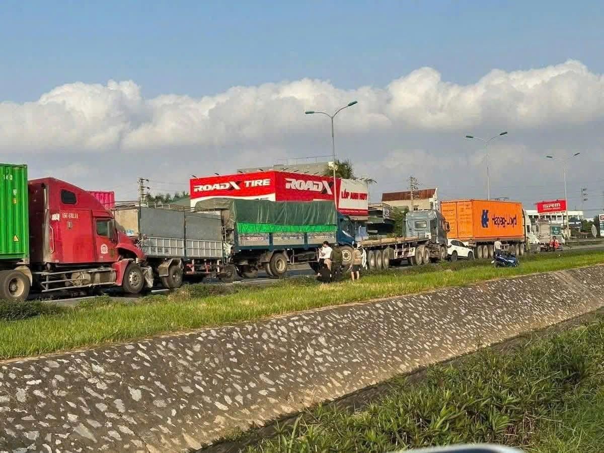 Dồn toa 7 xe trên Quốc lộ 5, VinFast VF 5 bị ép bẹp trong gầm xe container Dồn toa 7 xe trên Quốc lộ 5, VinFast VF 5 bị ép bẹp trong gầm xe container
