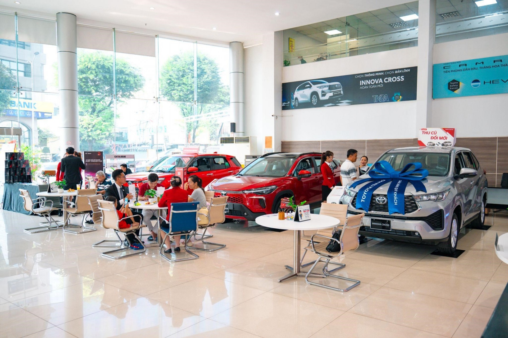 Mua xe Toyota cuối năm, tiết kiệm lên đến hơn 150 triệu đồng Mua xe Toyota cuối năm, tiết kiệm lên đến hơn 150 triệu đồng