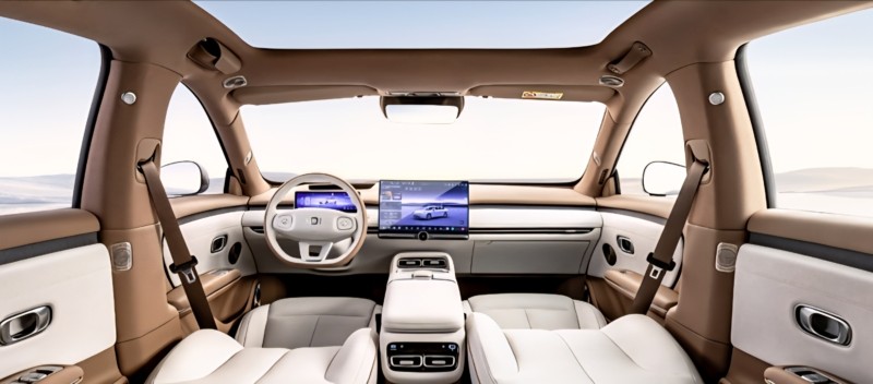 Phó Chủ tịch Geely chỉ trích ngành ô tô Trung Quốc Khoang lái của mẫu Changan Nevo A06 với cụm đồng hồ nhỏ, màn hình trung tâm lớn và vô lăng đáy phẳng