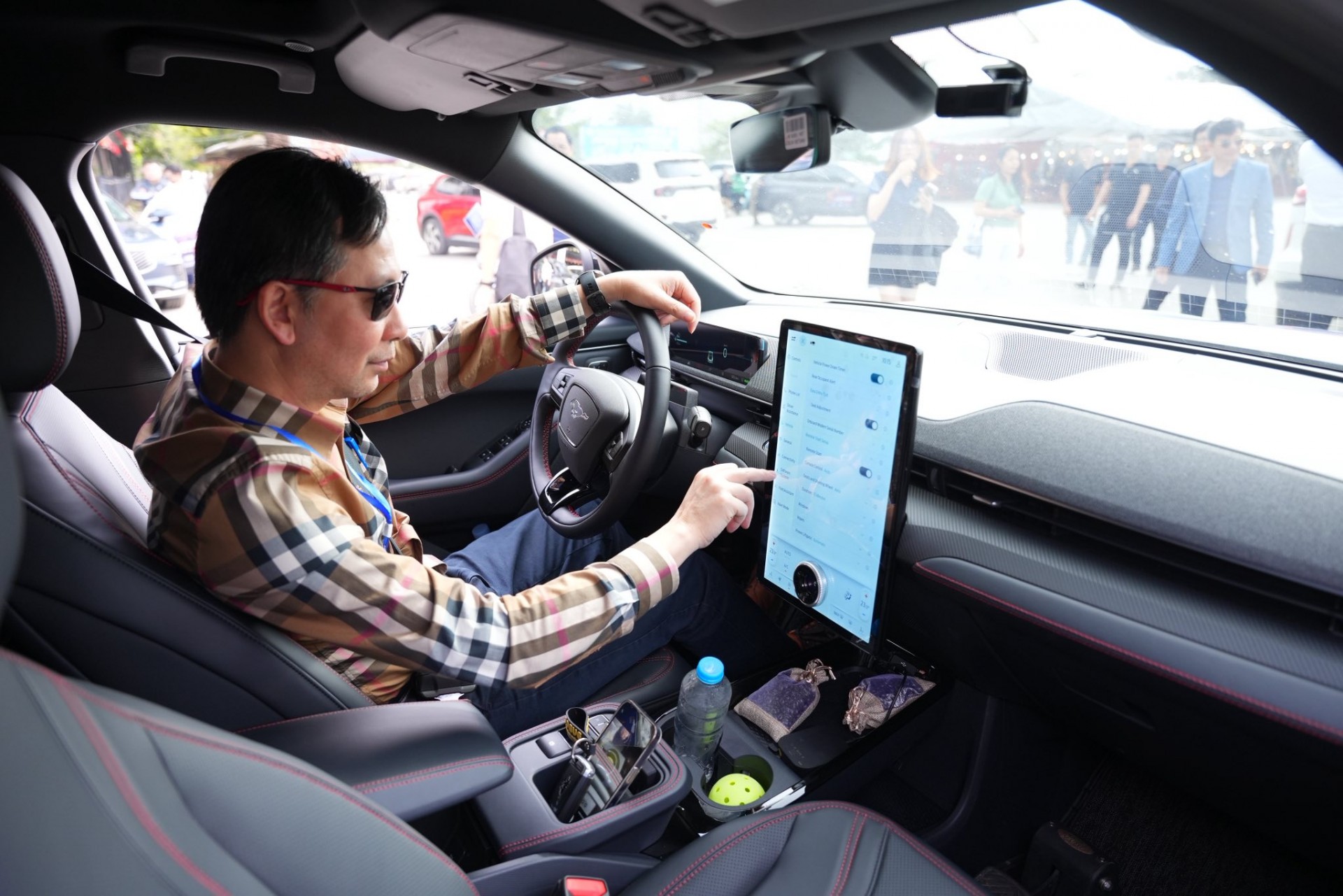 Xe Của Năm 2026: Các giám khảo nói gì về Ford Mustang Mach-E? Giám khảo Đàm Hoàng Phúc nhận định Ford Mustang Mach-E không phải xe "tệ" nhưng nó rất khác với Mustang V8 truyền thống