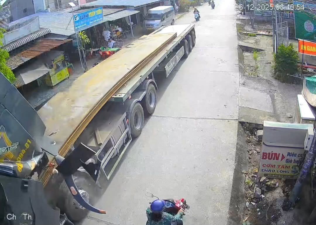 Né xe máy đi ra từ hẻm, xe container bị hàng tấn sắt Né xe máy đi ra từ hẻm, xe container bị hàng tấn sắt