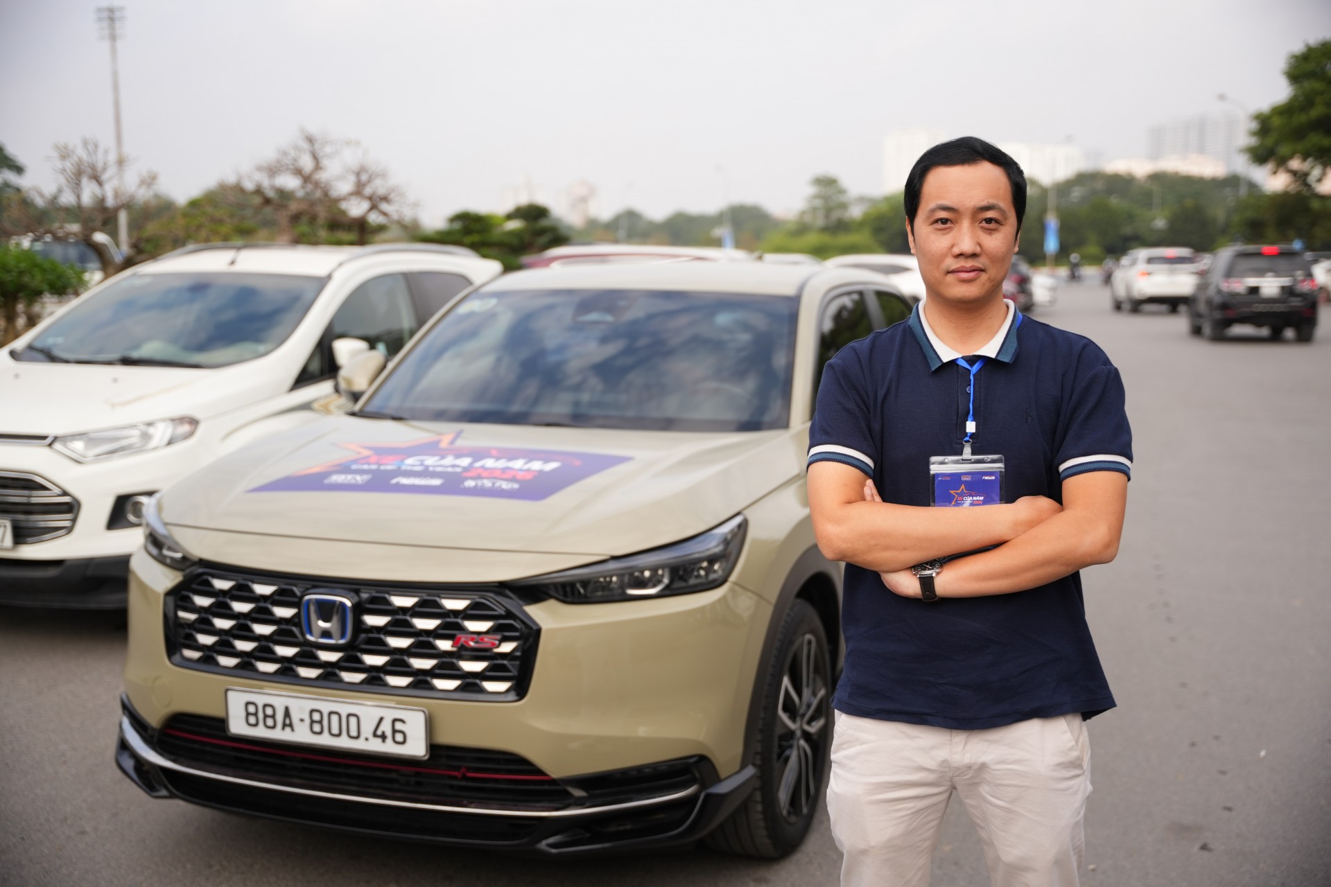 Xe Của Năm 2026: Honda HR-V e:HEV RS hoạt động êm ru và mượt mà Giám khảo Duy Anh đứng cùng chiếc Honda HR-V e:HEV RS