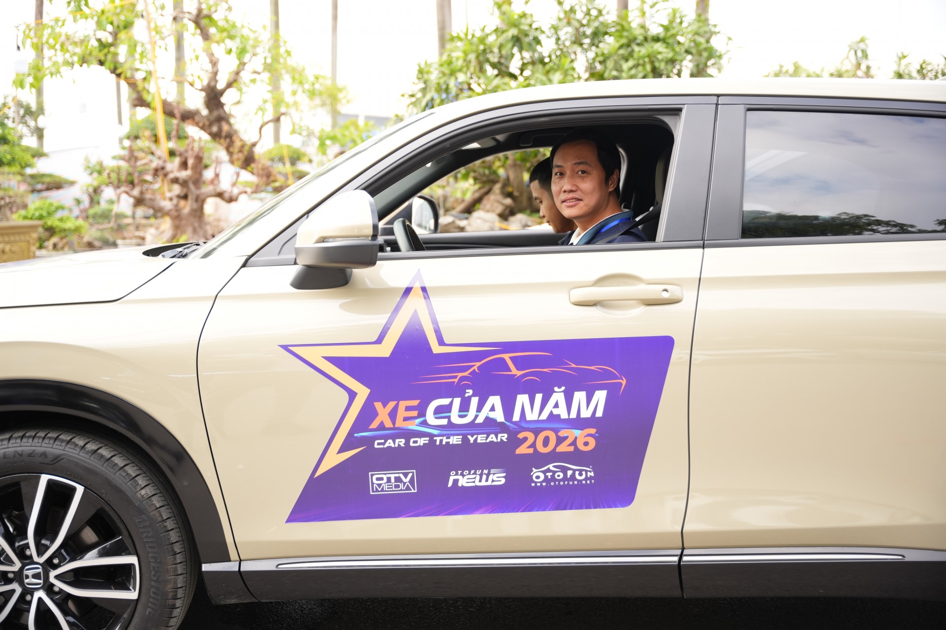 Xe Của Năm 2026: Honda HR-V e:HEV RS hoạt động êm ru và mượt mà Honda HR-V e:HEV RS là một trong những mẫu xe hybrid đáng chú ý tại Xe Của Năm 2026