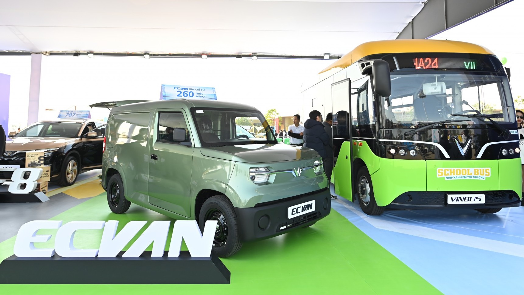 VinFast lần đầu trình diễn toàn bộ hệ sinh thái giao thông xanh