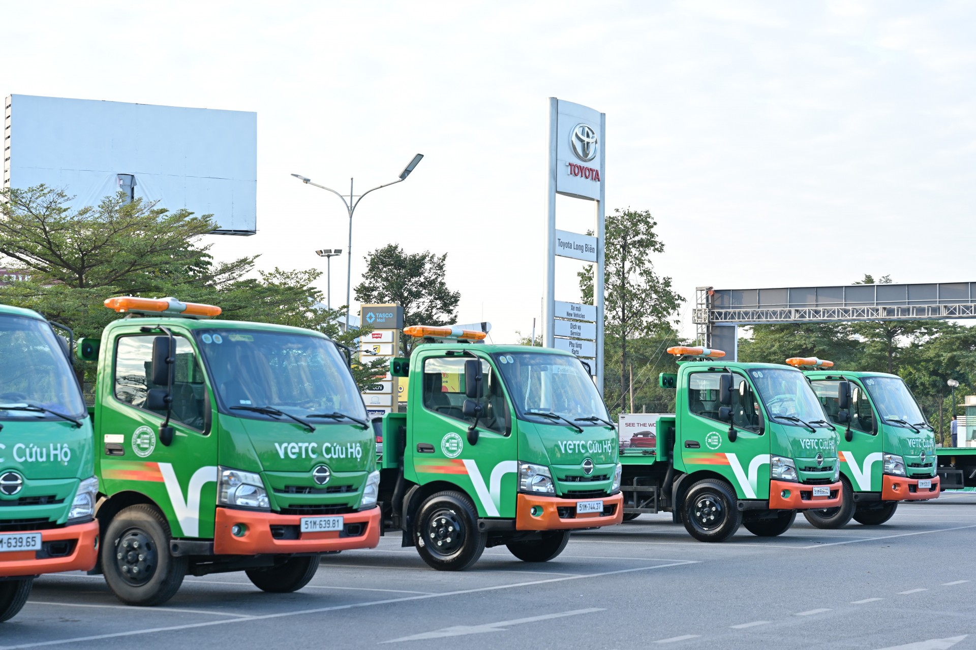 Chính thức vận hành trung tâm cứu hộ VETC, mức giá cho người đăng ký một năm bằng 10 bữa sáng Hình ảnh đội xe cứu hộ VETC trong sự kiện ngày 26/12
