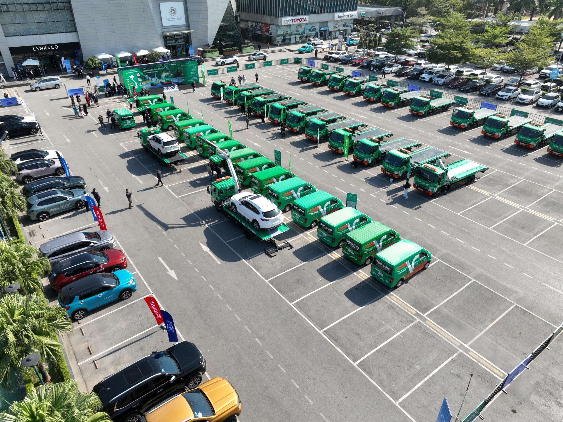 Chính thức vận hành trung tâm cứu hộ VETC, mức giá cho người đăng ký một năm bằng 10 bữa sáng Hình ảnh đội xe cứu hộ VETC trong sự kiện ngày 26/12