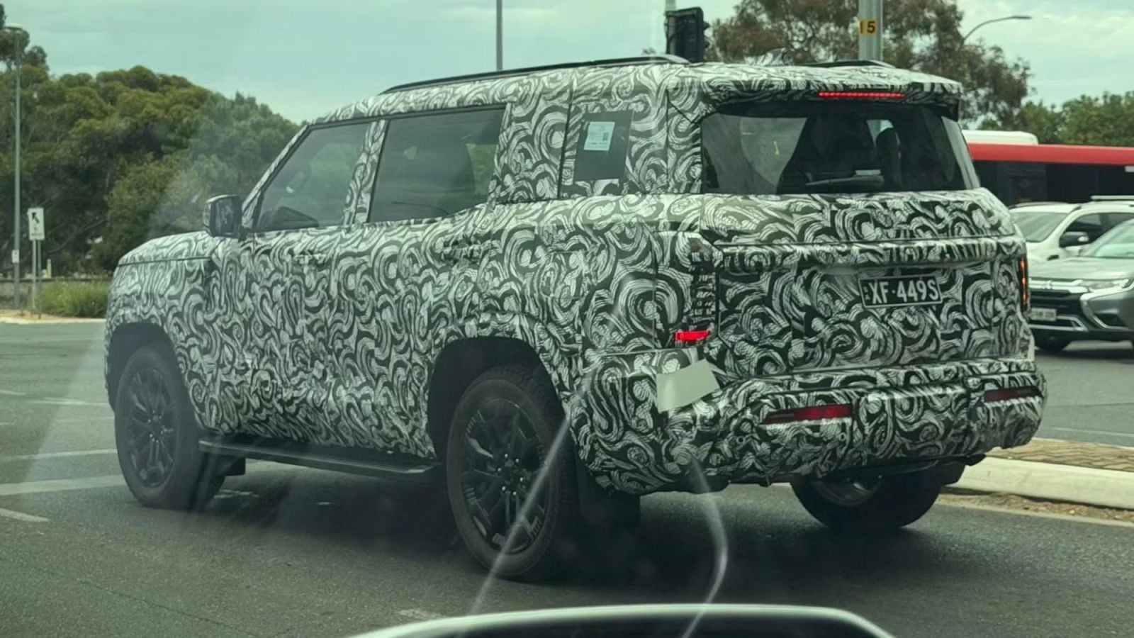 Mitsubishi Pajero mới lộ diện nhắm tới đối thủ Toyota Land Cruiser Prado Mitsubishi Pajero mới lộ diện nhắm tới đối thủ Toyota Land Cruiser Prado